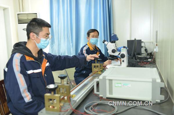 中鋁洛陽銅加工有限公司堅持追蹤最新技術(shù)標(biāo)準(zhǔn)，注重科技引領(lǐng)企業(yè)發(fā)展。近日，該公司變更授權(quán)申請的《金屬材料電阻率測量方法》，通過國家認證認可監(jiān)督管理委員會最新方法標(biāo)準(zhǔn)授權(quán)使用。至此，該公司已有170余項檢測標(biāo)準(zhǔn)獲得國家最新版本標(biāo)準(zhǔn)授權(quán)。